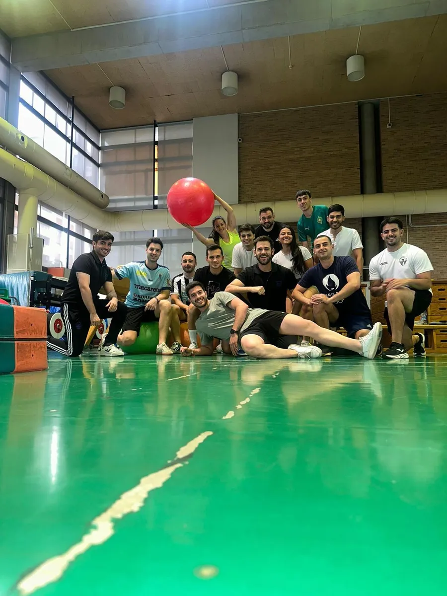 Foto de grupo durante una formación en un pabellón deportivo